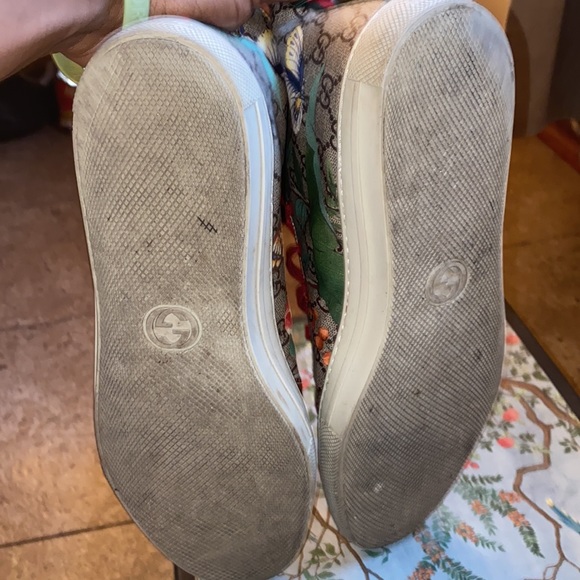 High top Gucci Shoes with Colorful Birds Printed and a metal tiger on the tongue - Picture 6 of 13